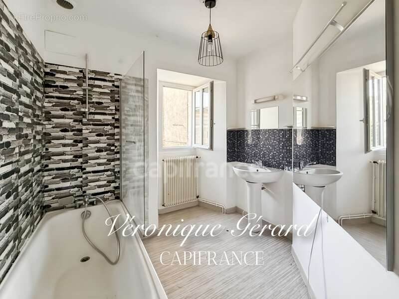 Maison à PETIT-PALAIS-ET-CORNEMPS