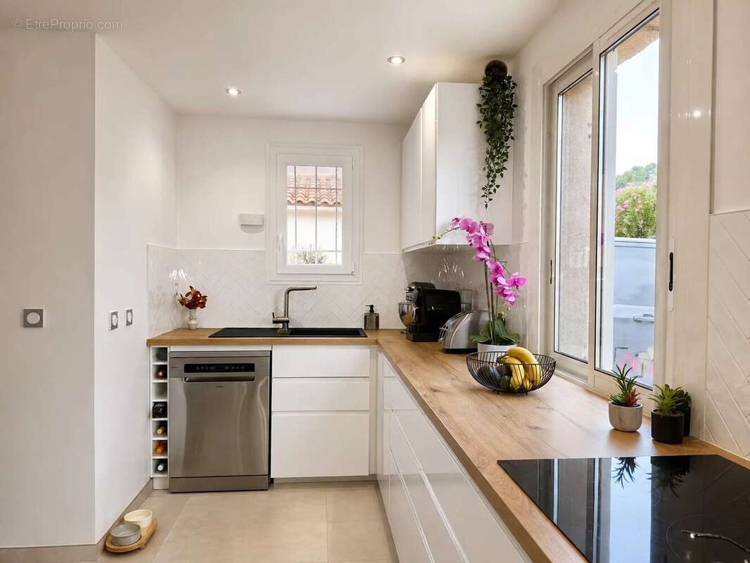 HYÈRES, PROCHE DE LA GARE – Maison avec 3 chambres, jardin, garage et stationnement - photo 15