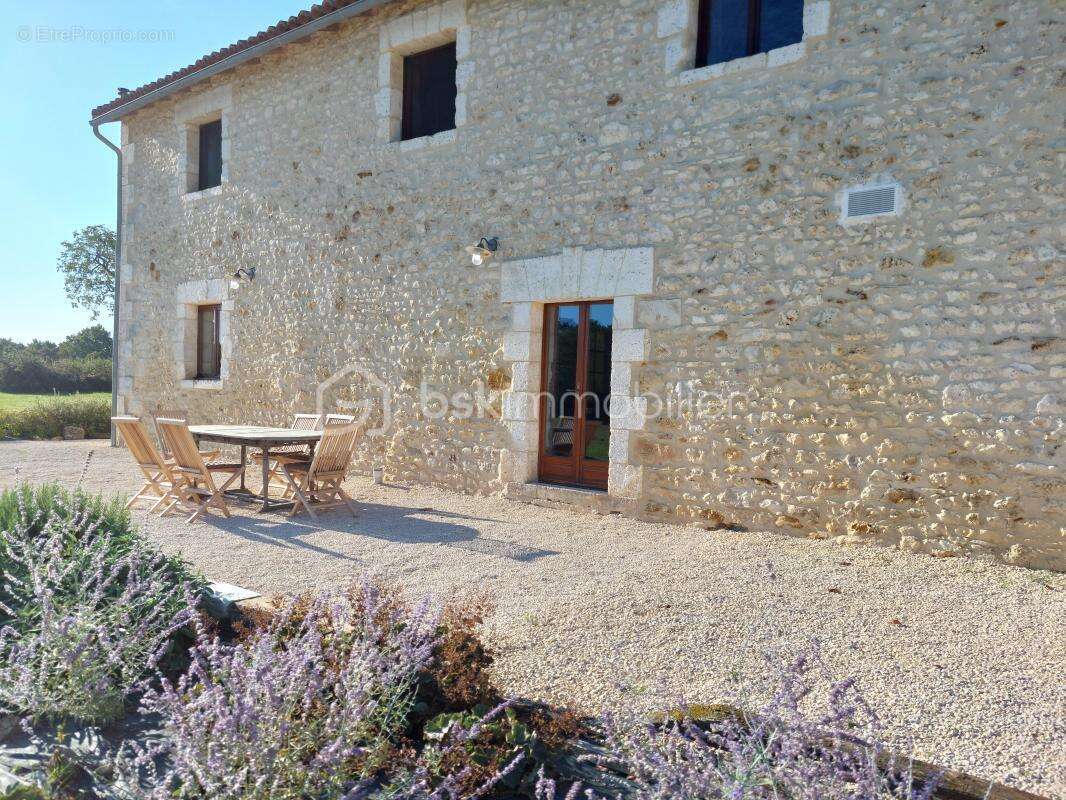 Maison à LUSSAS-ET-NONTRONNEAU