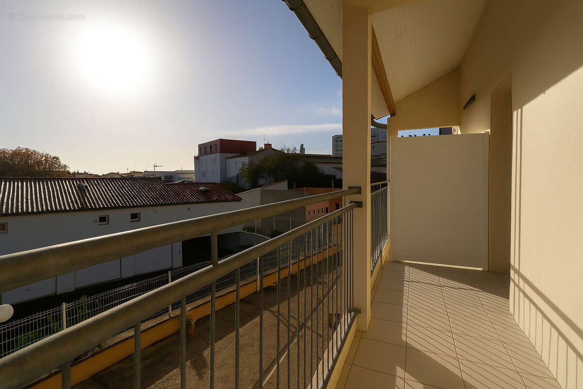 MARCHÉ CENTRAL - Appartement de 61 m² avec balcon & parking - photo 2