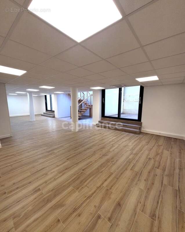 Dpt Paris (75), à vendre PARIS 15EME ARRONDISSEMENT Local commercial 200 m² - photo 5