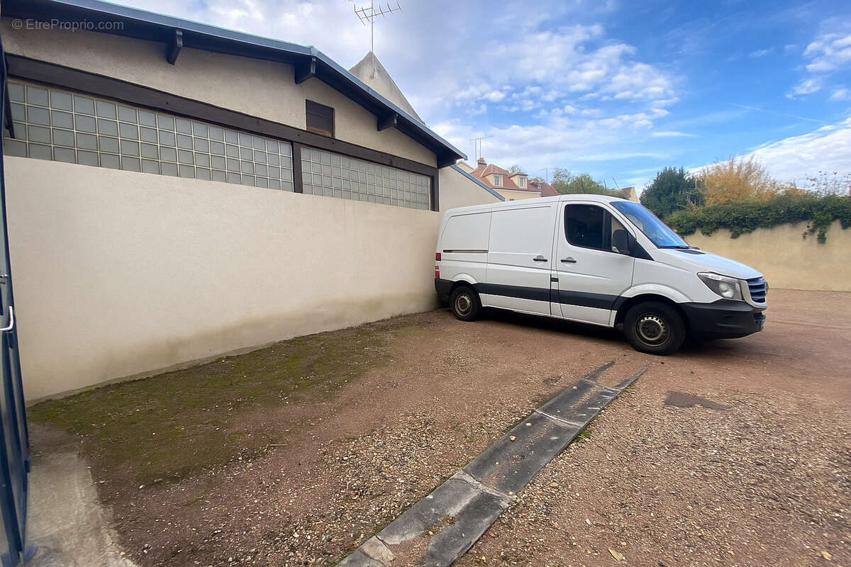 Parking à MONTFORT-L'AMAURY