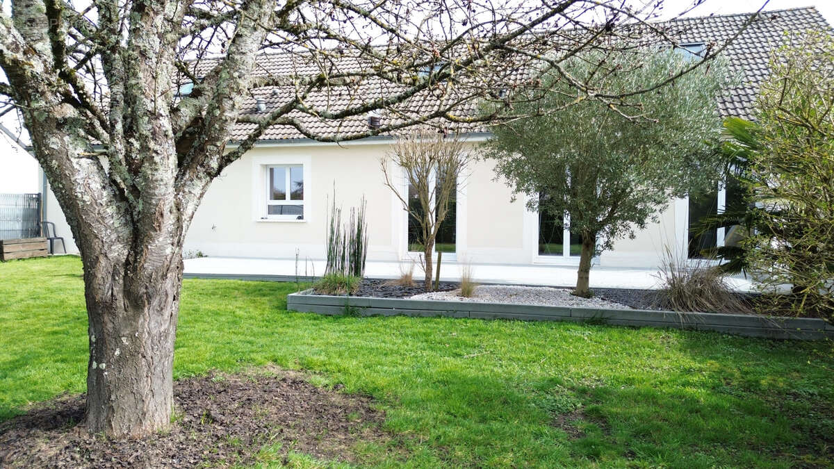 Maison à COURS-LES-BARRES