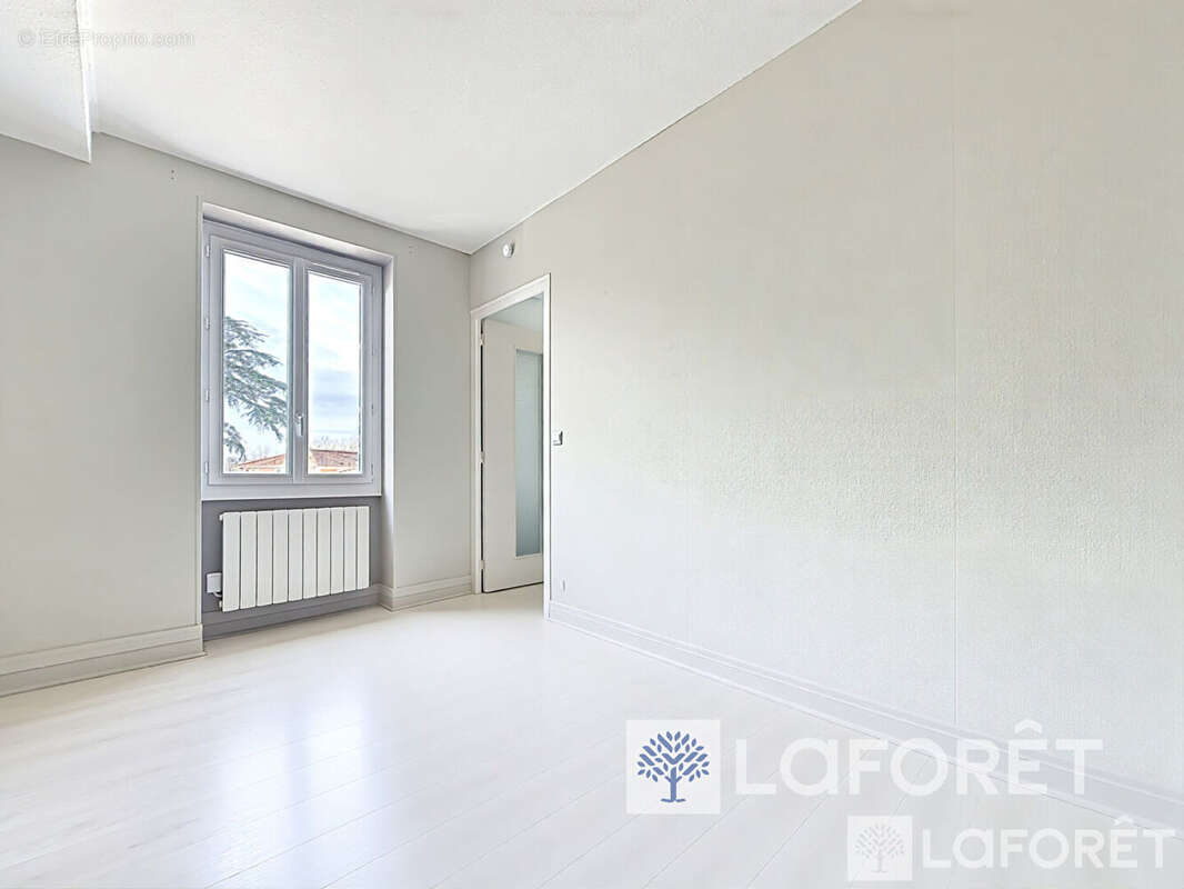 Appartement à SAINT-JEAN-DE-BOURNAY