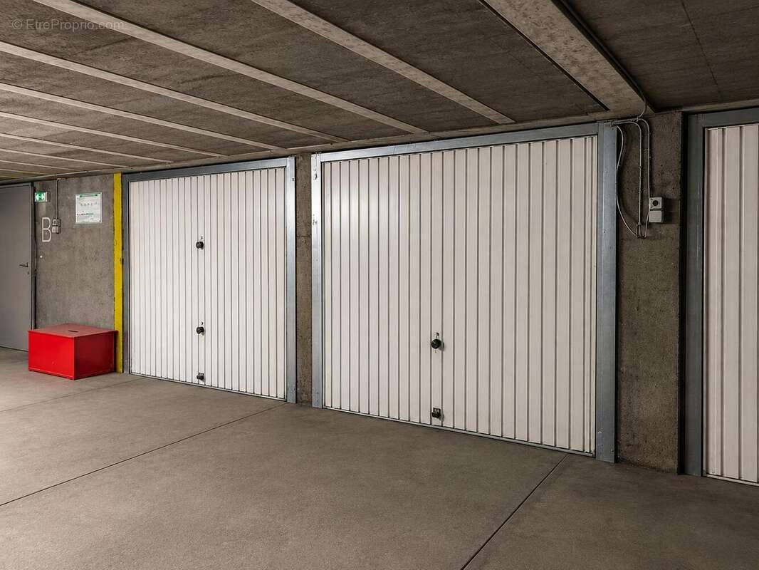   - Parking à NICE