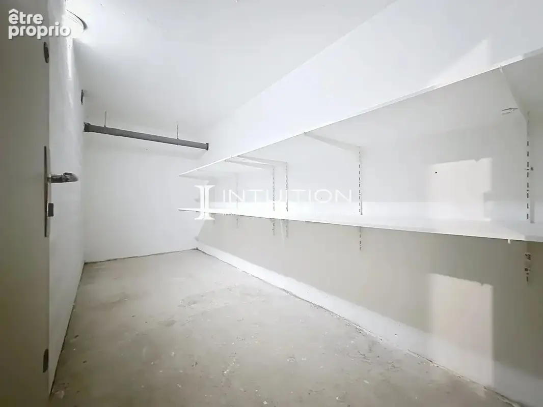 Cannes – Quartier des Anglais : élégant 3 pièces entièrement rénové avec terrasse de 17 m², garage et cave - photo 13
