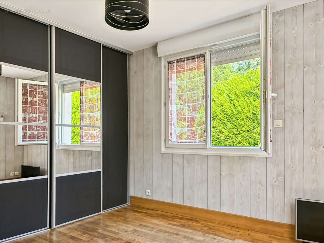 EN EXCLUSIVITÉ - Maison de plain-pied à Feins - 85 m² -Panneaux photovoltaïques, Terrain 7 300 m² , Dépendances - photo 10