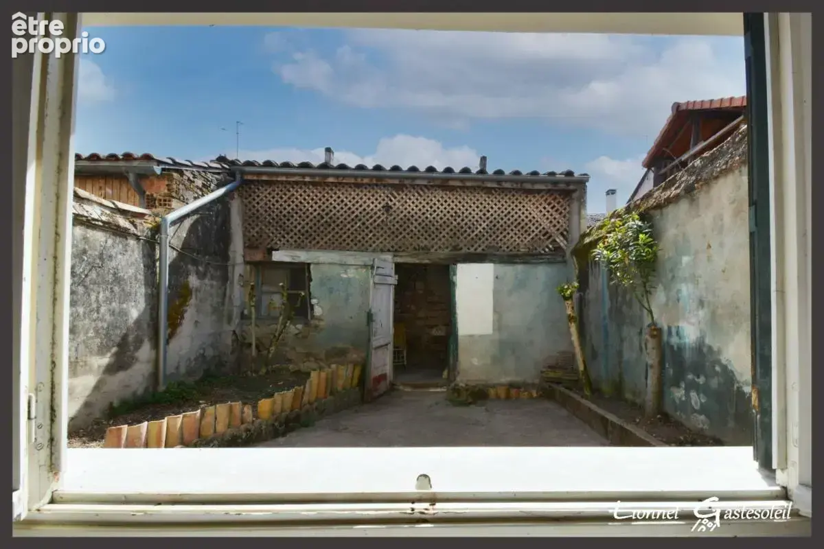 Maison de ville à vendre à rénover 2 chambres avec cour et petite dépendance à SAINTE FOY LA GRANDE (33) - photo 10