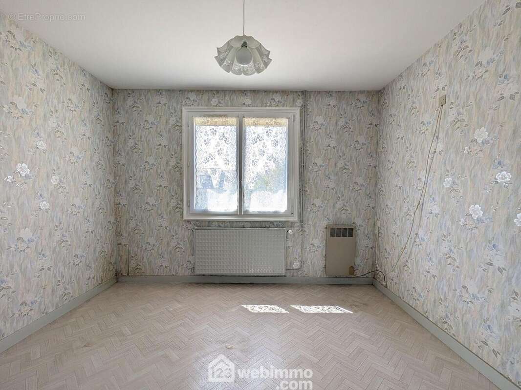 ...une seconde de 9.5 m²... - Maison à CORNE