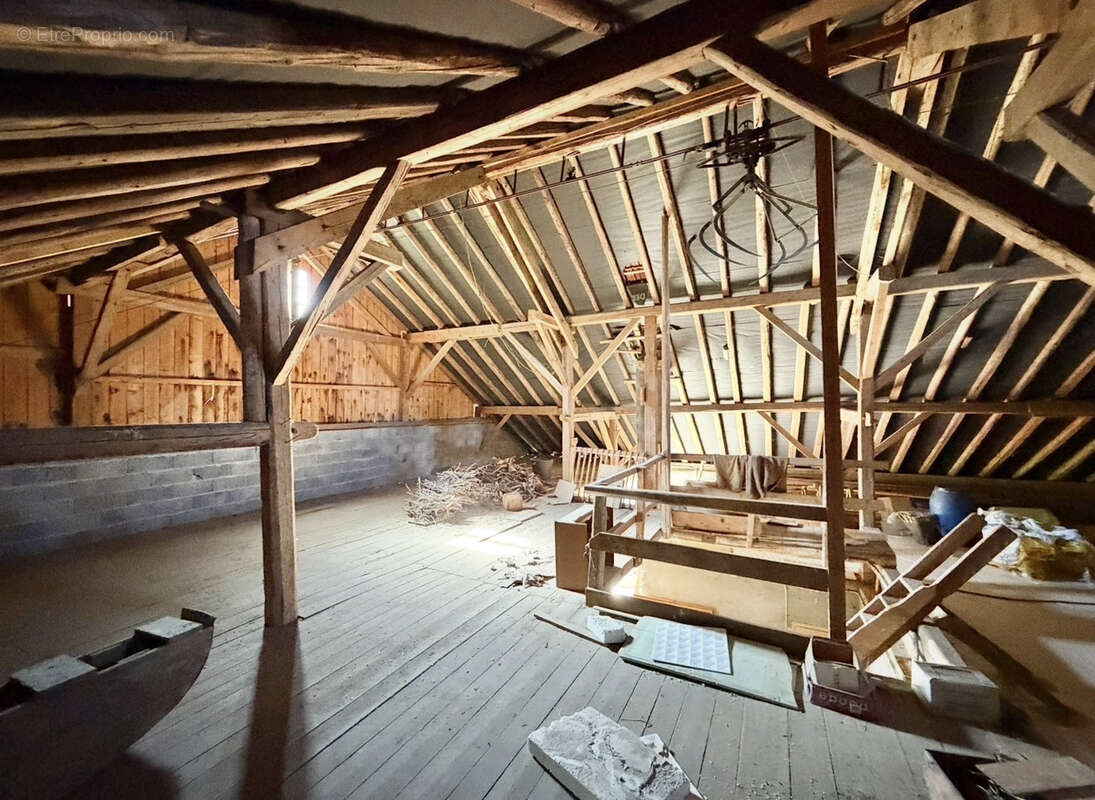 Plateau a renover dans une ferme secteur viuz-en-sallaz avec garage de 262 m2 - photo 3