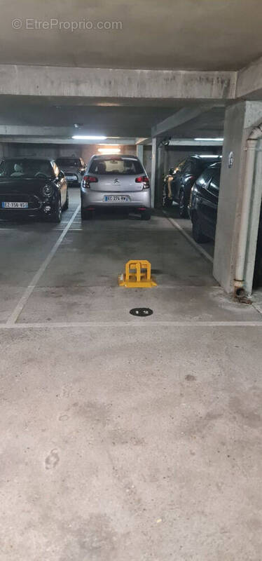 Parking à PARIS-16E