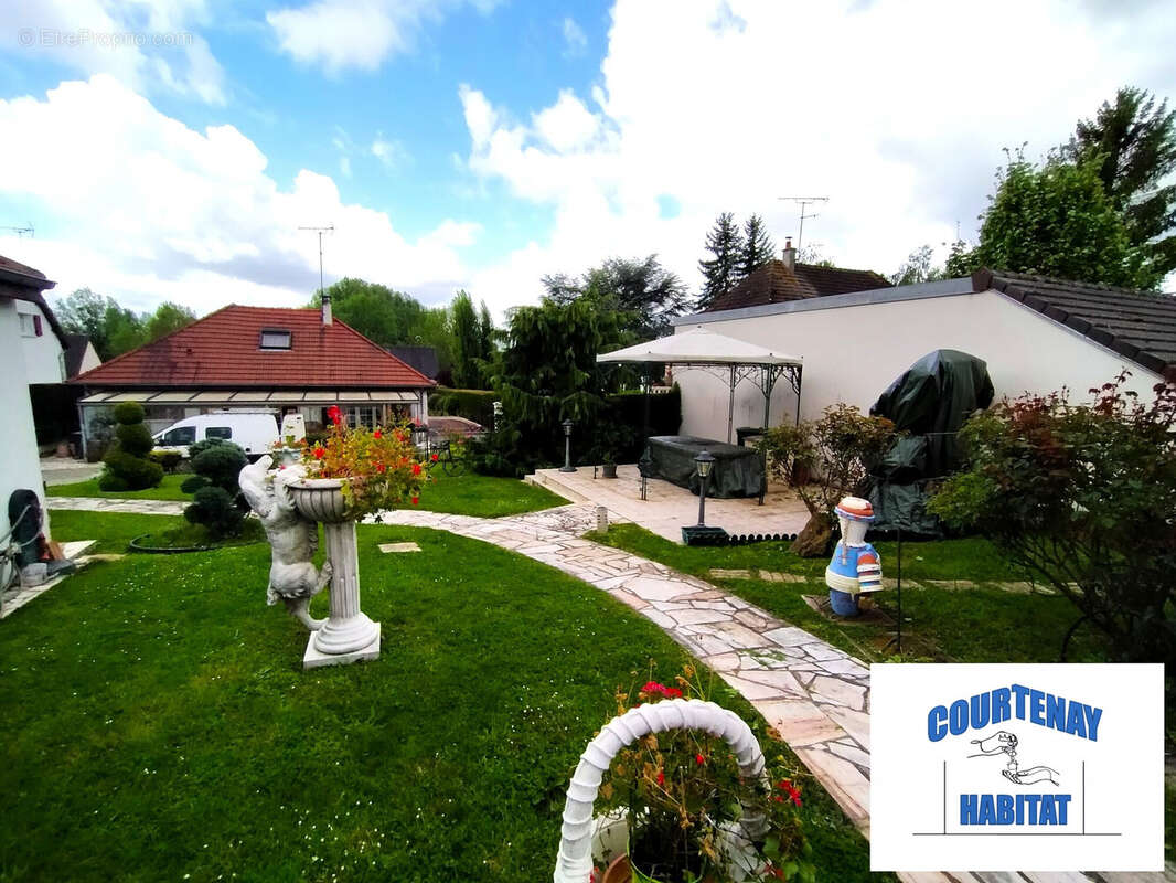 Maison à MONTCORBON