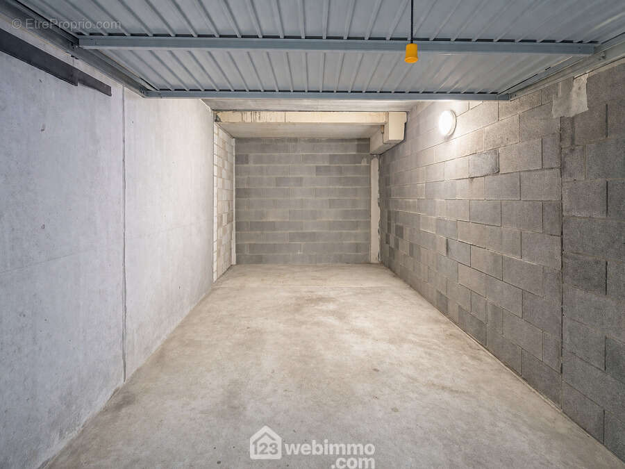 Garage fermé offrant un espace confortable pour stationner facilement au quotidien. - Parking à SAINTE-MAXIME