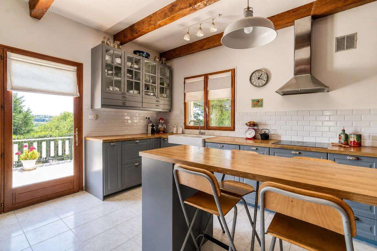 Maison familiale de 170 m² avec piscine à Primarette - photo 9