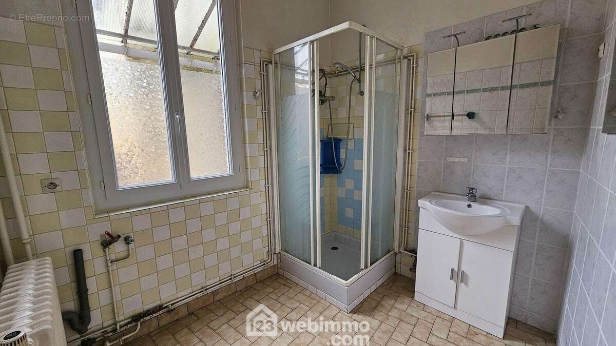 Au RDC, une salle d'eau de 5 m². - Maison à TOUSSON