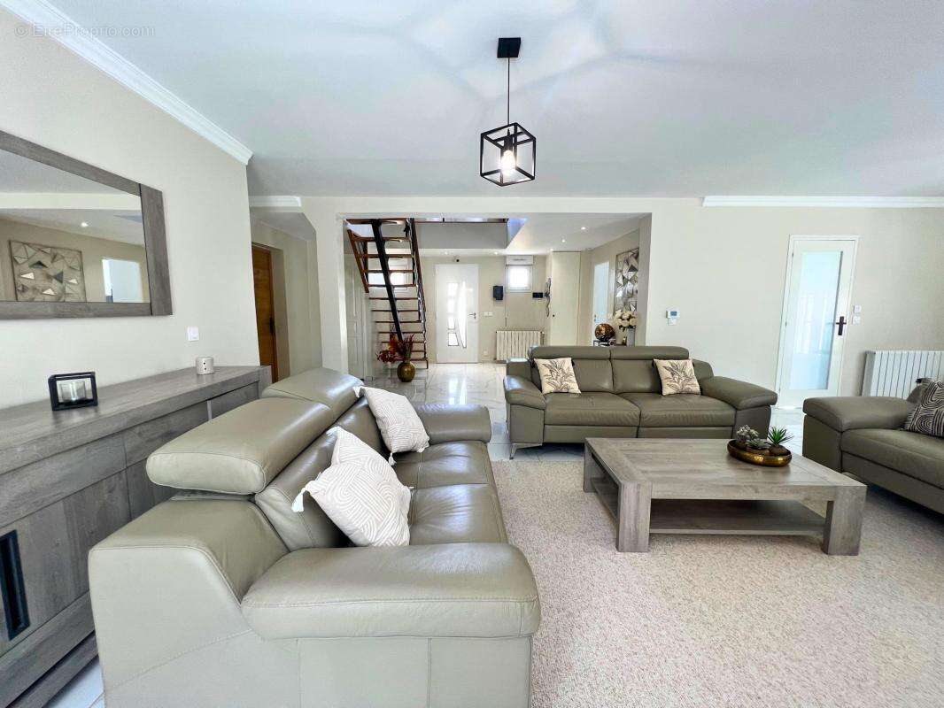 Maison à SAVIGNY-LE-TEMPLE