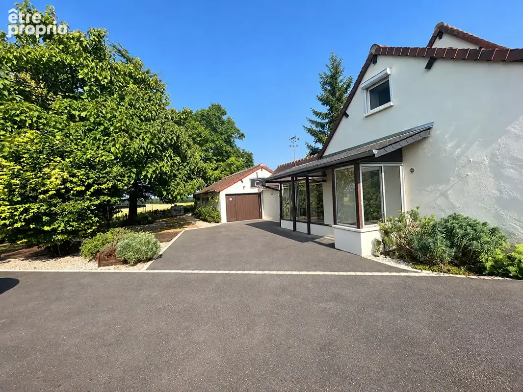 Deux maisons communicantes, près de 7 000 m² de terrain et une vue ouverte sur la campagne à Ligueil - photo 2