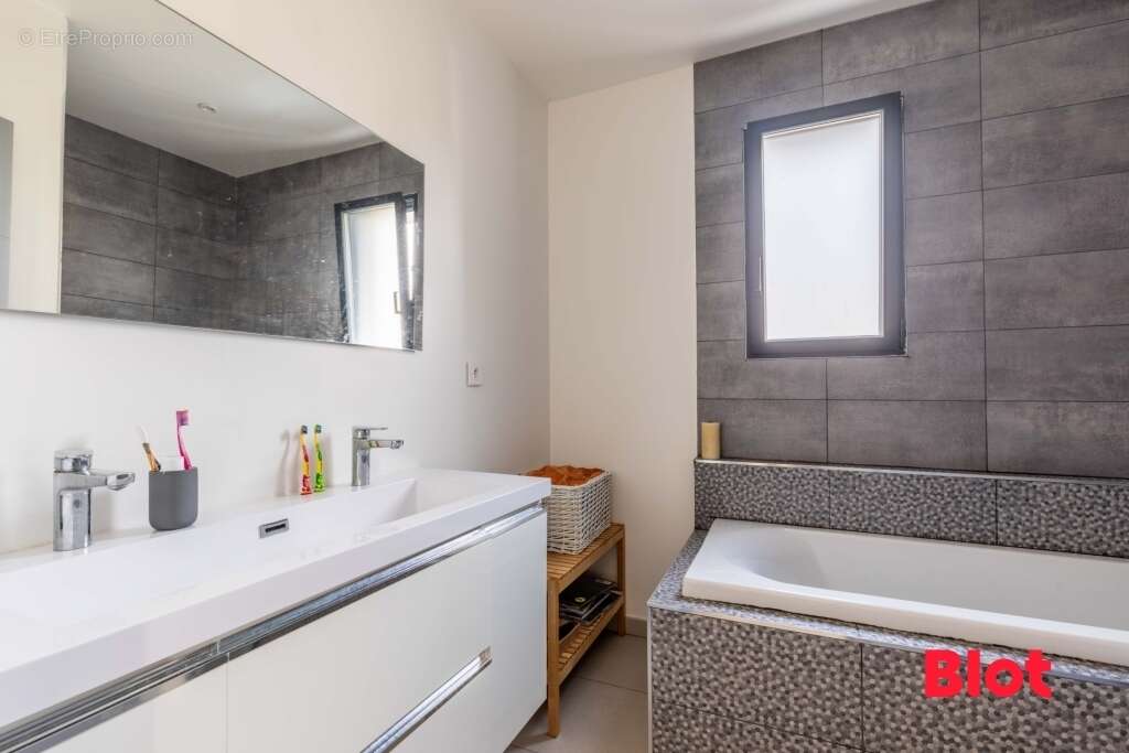 Maison à NOYAL-CHATILLON-SUR-SEICHE