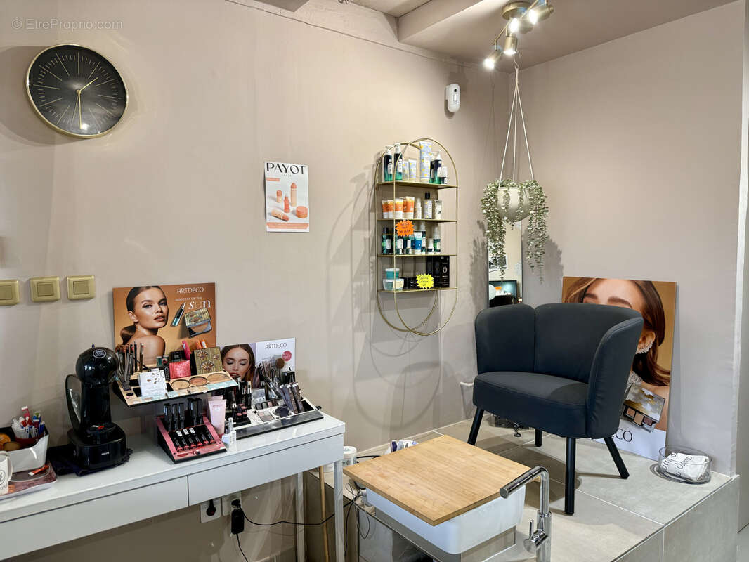 Commerce à LA ROQUE-D'ANTHERON