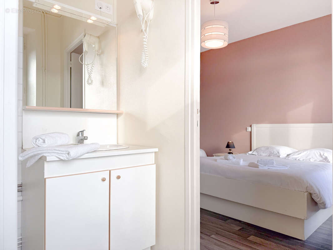 Commerce à SAINT-ETIENNE-CANTALES