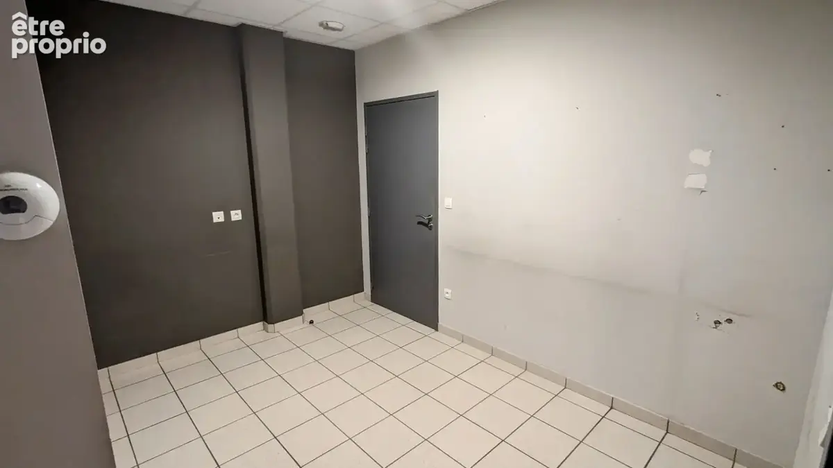 Local professionnel  114 m² - photo 8