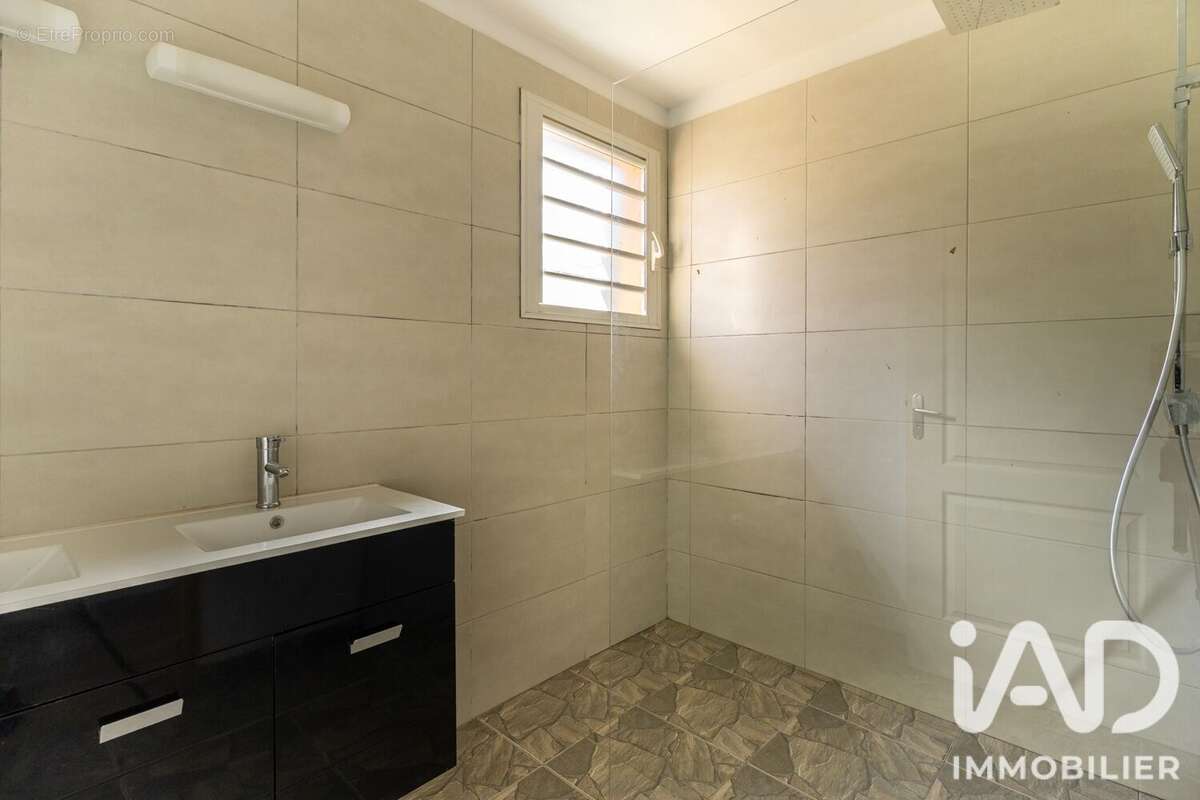 Maison 110 m² à Les Avirons  - photo 9