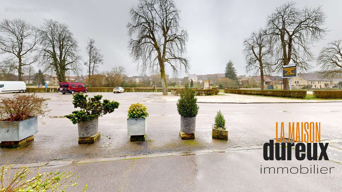 Autre à MONTSAUGEON