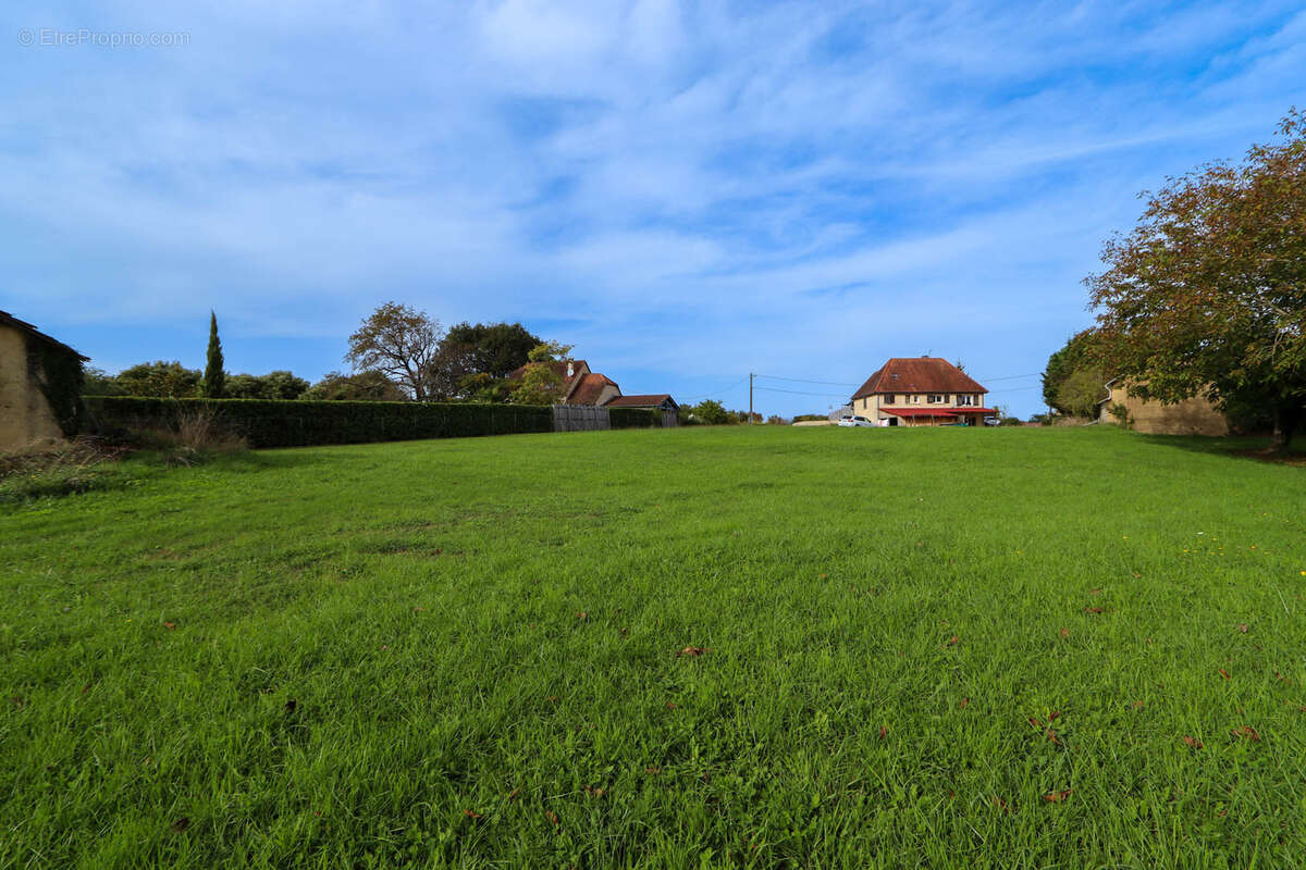 Terrain à SALIGNAC-EYVIGUES