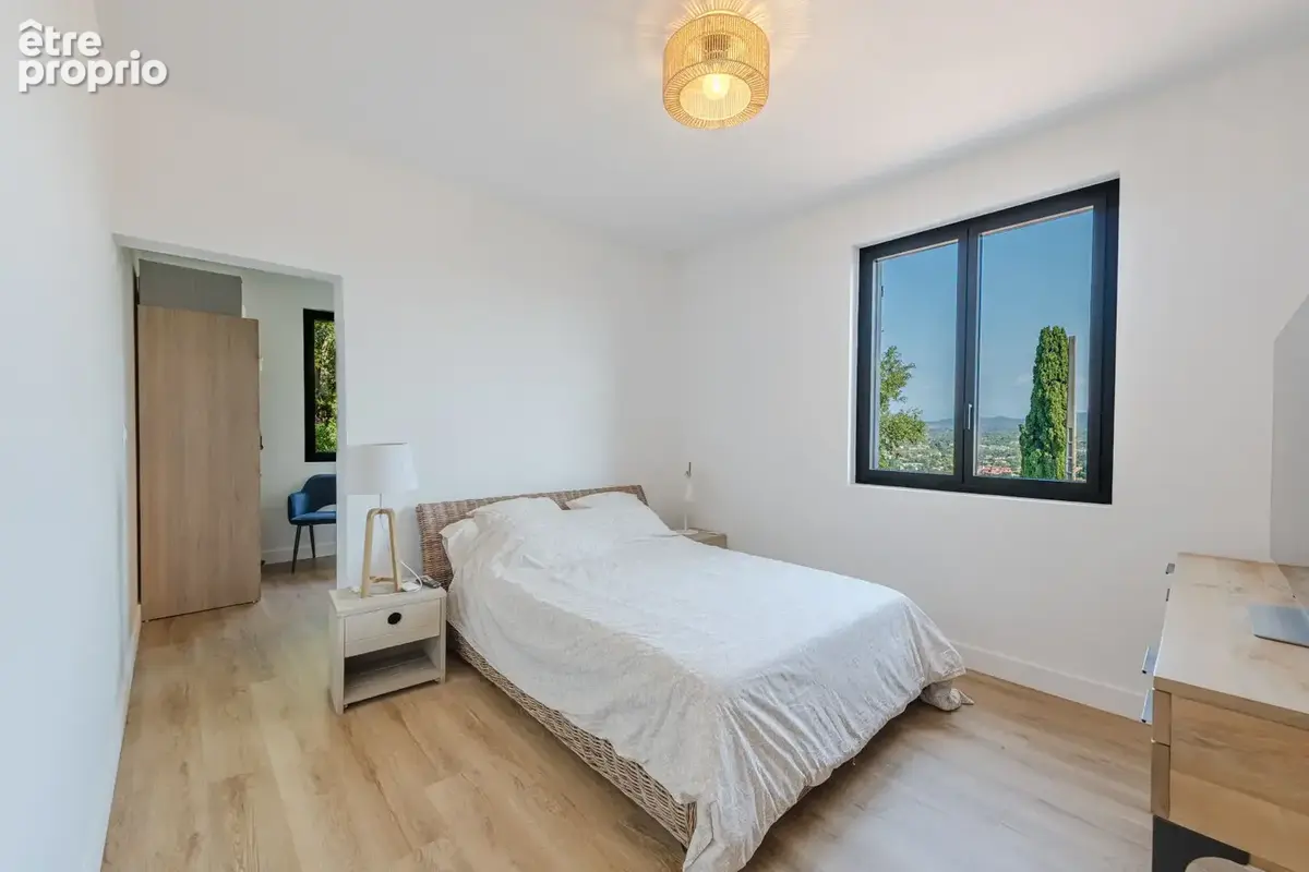 Villa rénovée à vendre avec jolie vue mer à Saint Raphaël , 4 chambres - photo 11