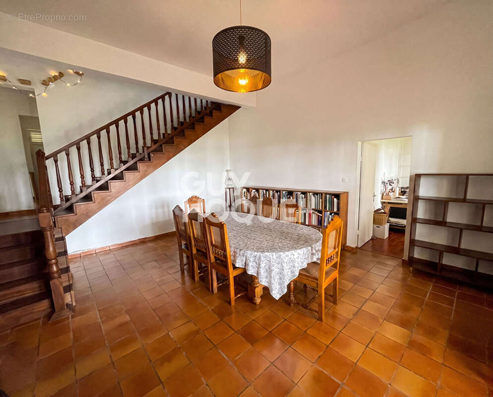 VILLA T6 de 238m² sur terrain de 2896 m² - BDN STE CLOTILDE - photo 7