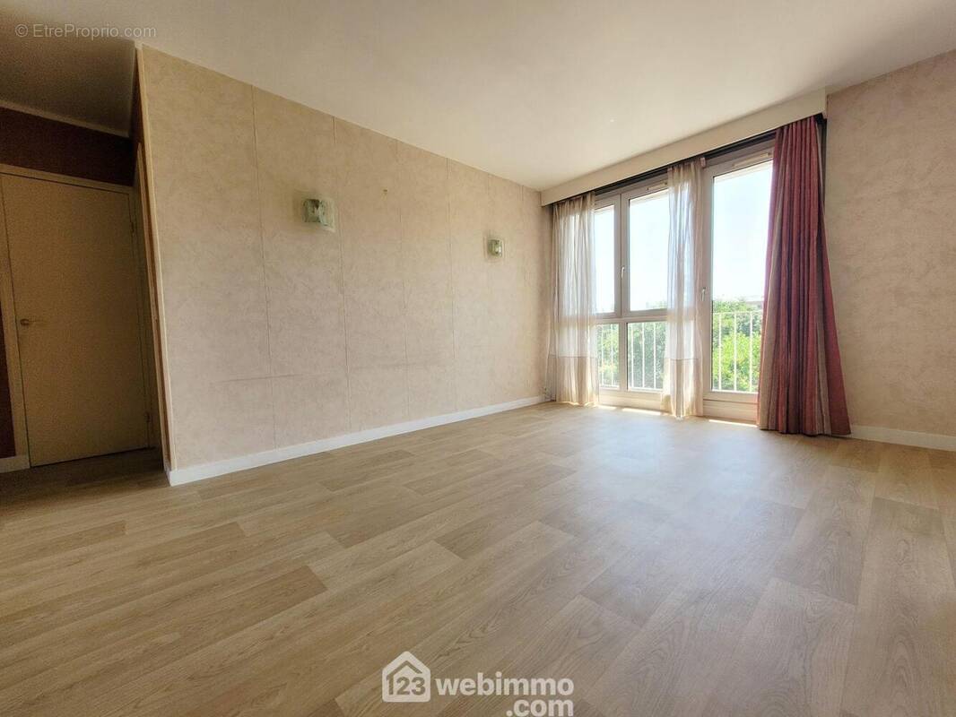 Séjour lumineux prolongé par le balcon, exposé au Sud - Appartement à CACHAN