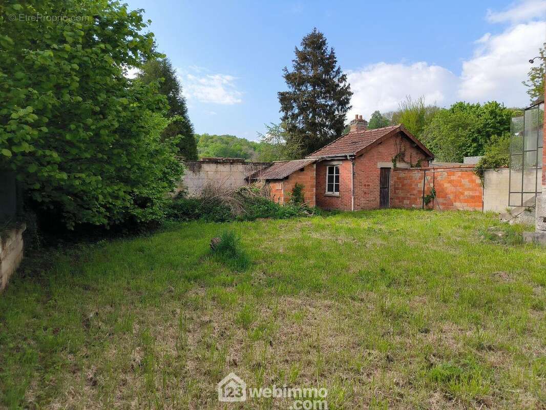 Érigée sur un terrain entièrement clos de 465 m² - Maison à VAILLY-SUR-AISNE