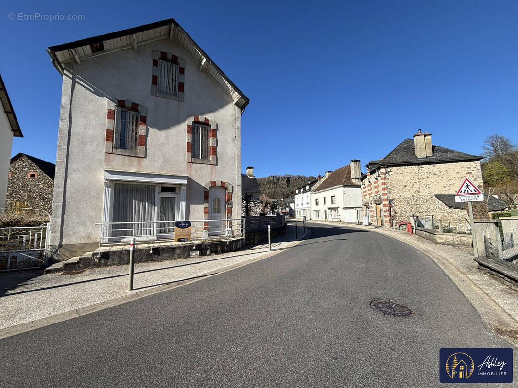 Maison 6 pièces CHAMPS-SUR-TARENTAINE (Cantal) - Maison à CHAMPS-SUR-TARENTAINE-MARCHAL