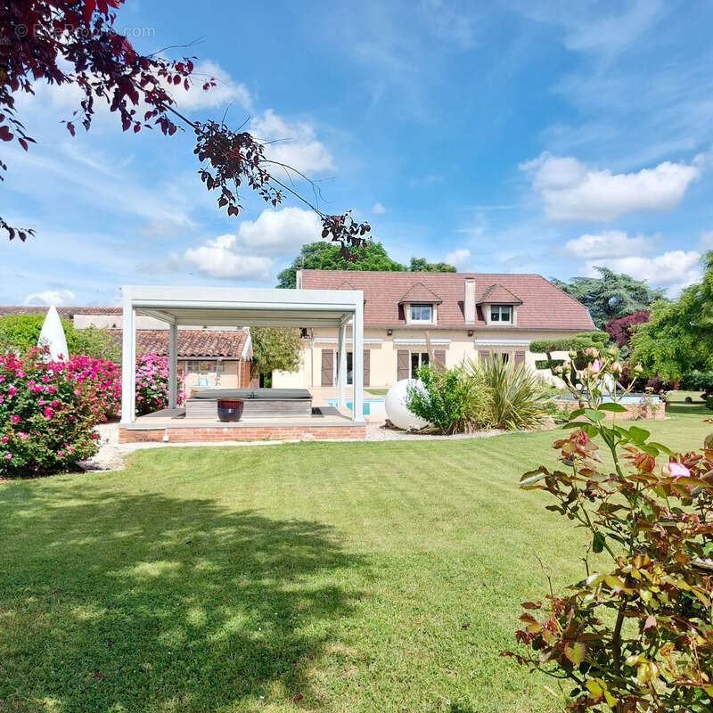 Maison à vendre 13 pièces MONTAUBAN (82), salle de reception, parking, bureaux, cave, dépendances,  parc de 8000m2, 2 entrées in - photo 6