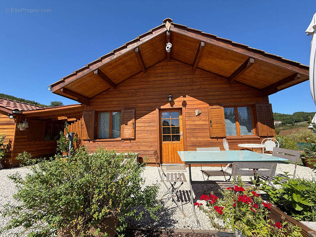 Ensemble de 3 chalets en bois, site de villégiature avec piscine - photo 3