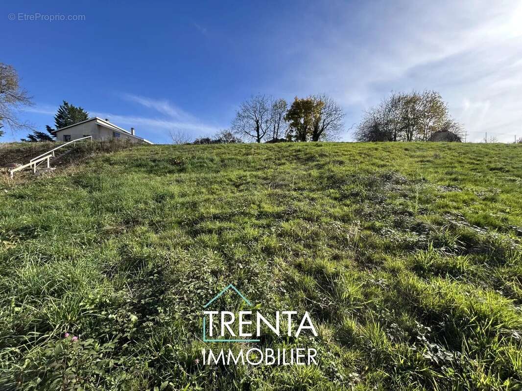 Terrain à CHARNECLES