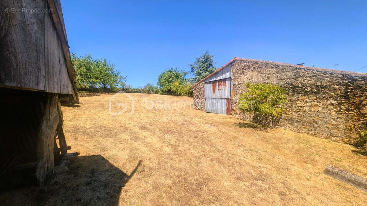 Maison à rénover avec nombreuses dépendances - photo 20