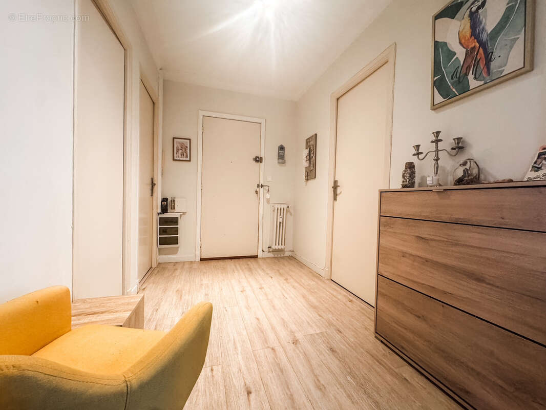 Appartement à SAINT-LAURENT-DU-VAR