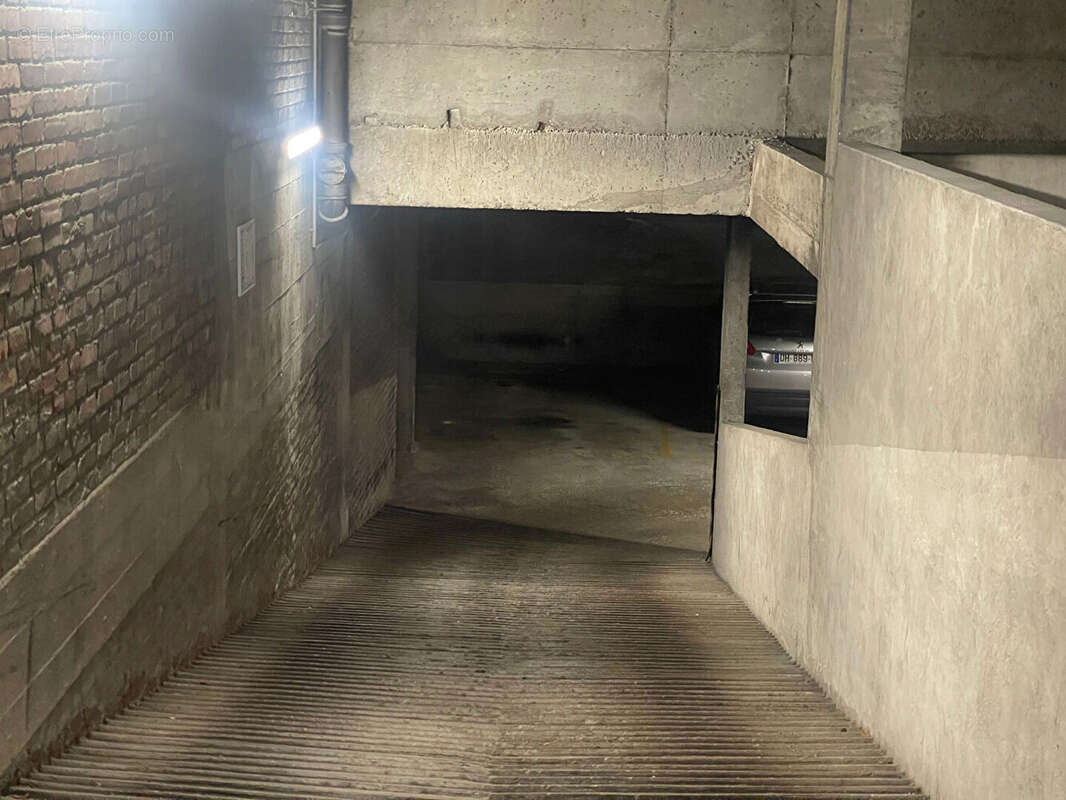 Parking à PARIS-15E