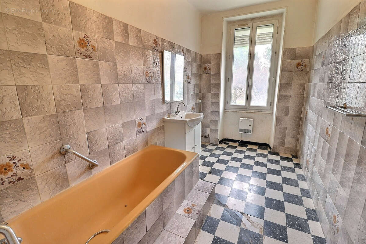 Appartement à ENTRAIGUES-SUR-LA-SORGUE