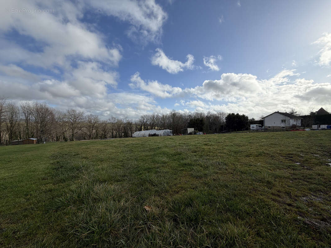 Terrain à SAINT-BONNET-LA-RIVIERE