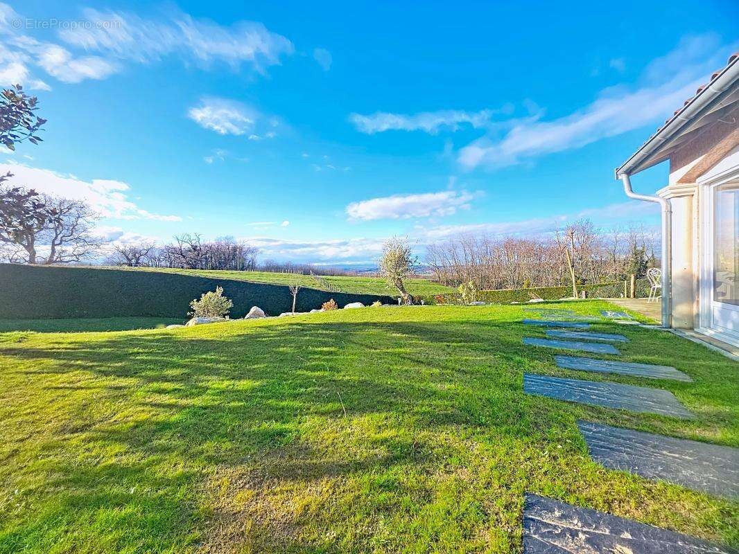 Maison à EYZIN-PINET