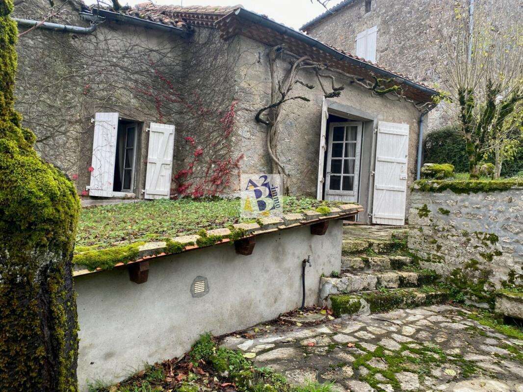 Maison à VILLEBOIS-LAVALETTE