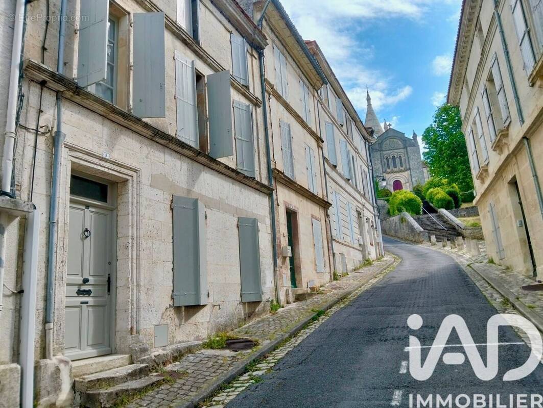 Photo 1 - Maison à VILLEBOIS-LAVALETTE