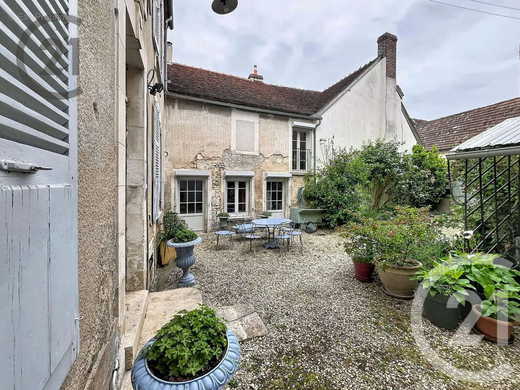 Maison 119 m² à Coulanges-La-Vineuse  - photo 3