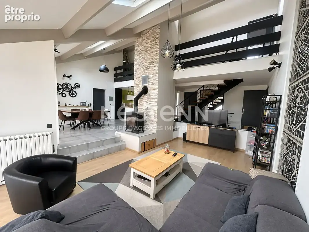 Maison aux volumes exceptionnels. 200m² habitables, 4 chambres, dont 2 suites parentales, sous-sol total, terrain d'environ 5 00 - photo 2