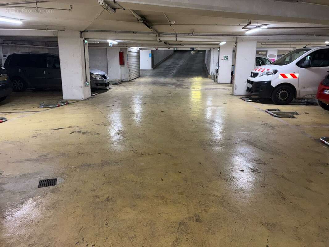 Parking à PARIS-20E