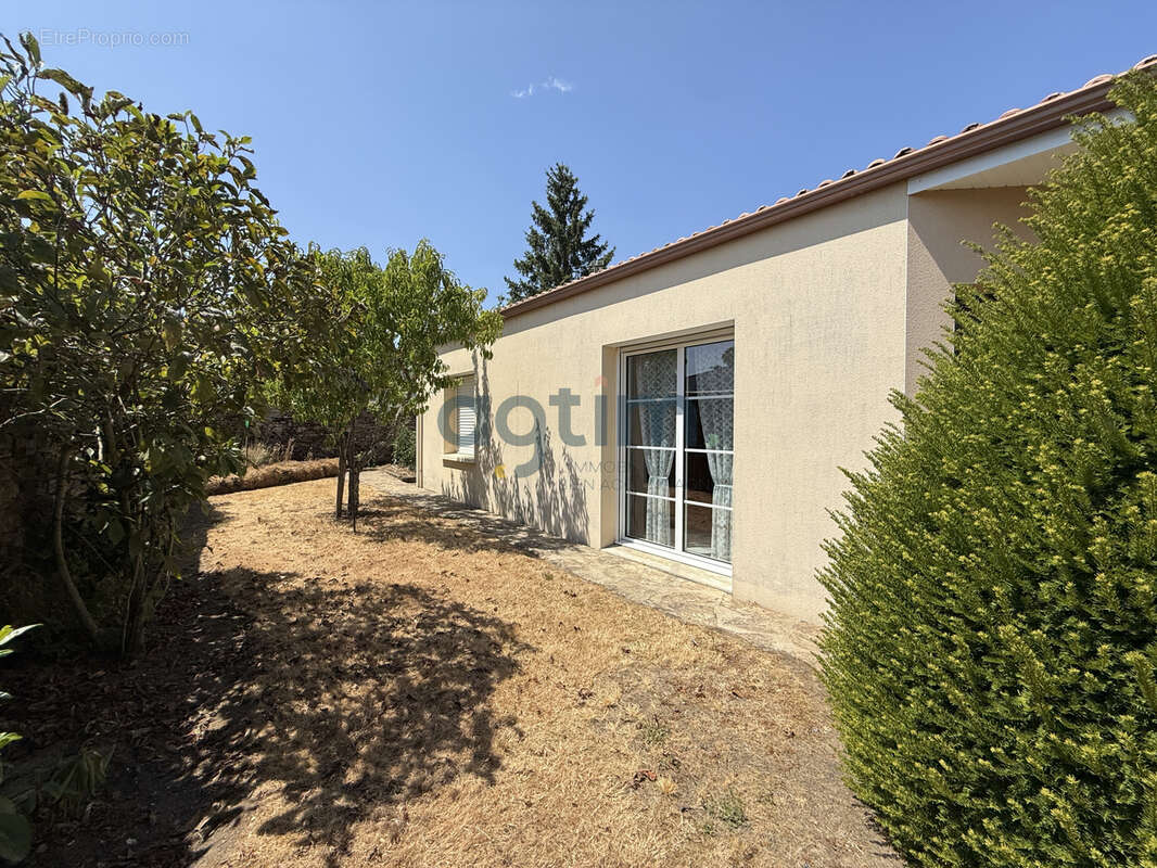 MONTAIGU, Centre, en lotissement: Maison de plain pied, 93m2 habitables, 2 chambres, garage, terrain clos - photo 2