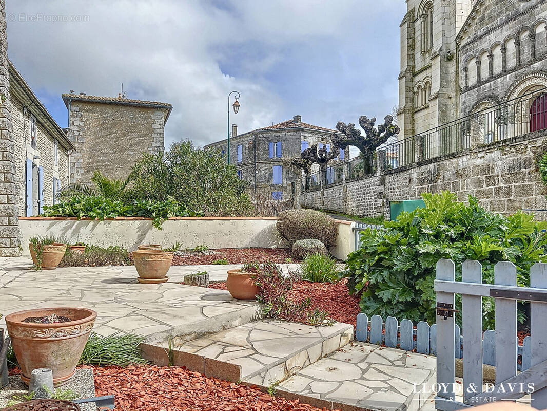 Maison à CHENAC-SAINT-SEURIN-D'UZET