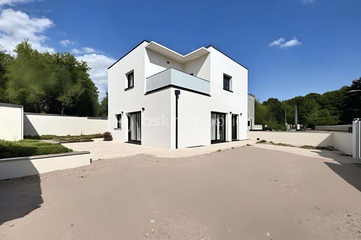 Maison à BRUYERES-LE-CHATEL